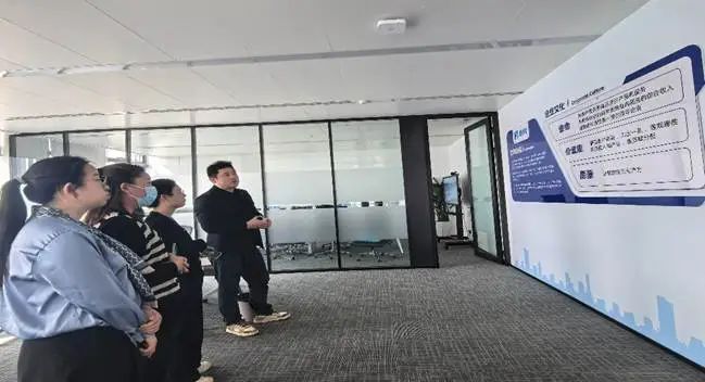 鄭州軟件開(kāi)發(fā)人才新篇章 大數(shù)據(jù)與人工智能學(xué)院教師赴帆軟軟件鄭州辦事處開(kāi)展訪(fǎng)企拓崗專(zhuān)項(xiàng)活動(dòng)